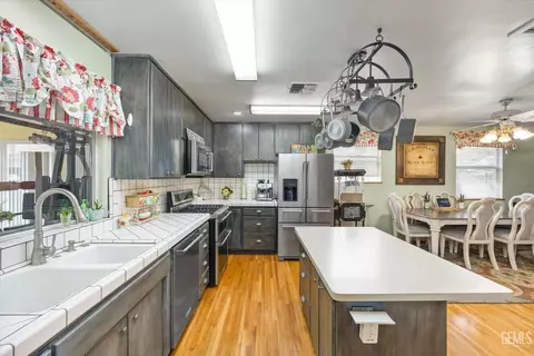 Kitchen - 101 E Woodrow St, Taft, CA 93268 photo 3 of 6