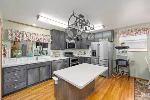 Kitchen - 101 E Woodrow St, Taft, CA 93268 photo 2 of 6