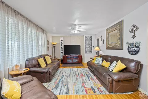 Living - 101 E Woodrow St, Taft, CA 93268 photo 3 of 7