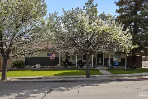Exterior - 101 E Woodrow St, Taft, CA 93268 photo 2 of 12