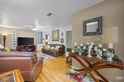 Living - 101 E Woodrow St, Taft, CA 93268 photo 1 of 7