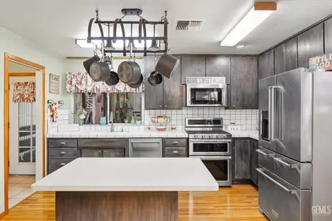 Kitchen - 101 E Woodrow St, Taft, CA 93268 photo 4 of 6
