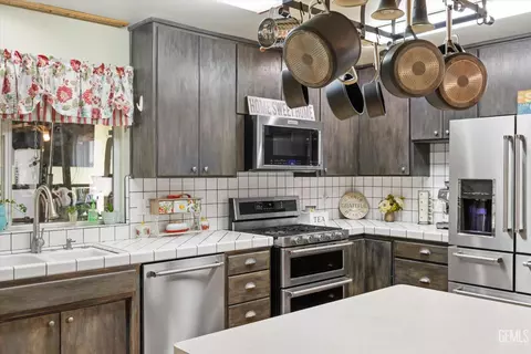 Kitchen - 101 E Woodrow St, Taft, CA 93268 photo 5 of 6