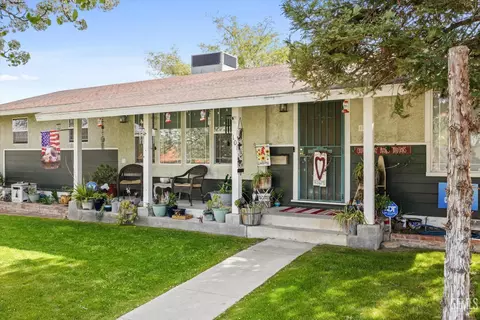 Exterior - 101 E Woodrow St, Taft, CA 93268 photo 3 of 12
