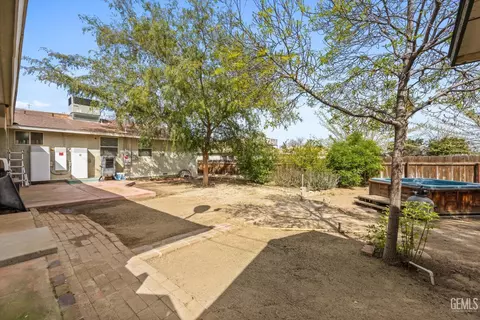 Exterior - 101 E Woodrow St, Taft, CA 93268 photo 6 of 12