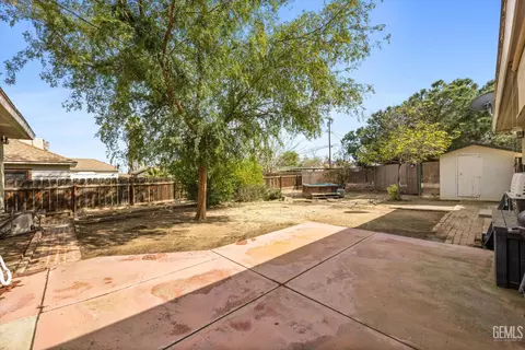 Exterior - 101 E Woodrow St, Taft, CA 93268 photo 5 of 12