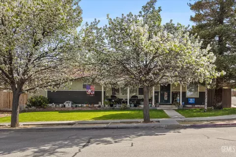 Exterior - 101 E Woodrow St, Taft, CA 93268 photo 1 of 12