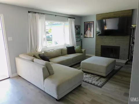 Living - 4308 Flicker Dr, Bakersfield, CA 93309 photo 2 of 3