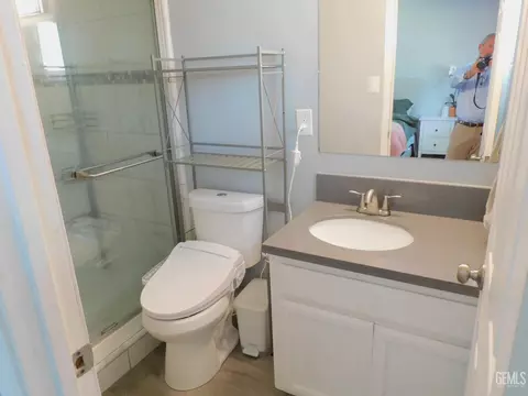 Bath - 4308 Flicker Dr, Bakersfield, CA 93309 photo 1 of 2