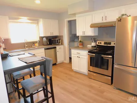 Kitchen - 4308 Flicker Dr, Bakersfield, CA 93309 photo 1 of 2