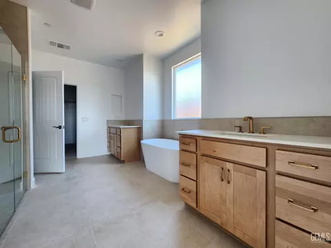 Bath - 11829 Pendulum Dr, Bakersfield, CA 93306 photo 4 of 6