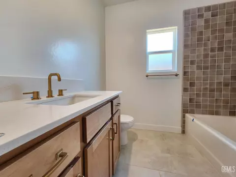 Bath - 11829 Pendulum Dr, Bakersfield, CA 93306 photo 2 of 6