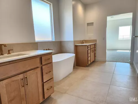Bath - 11829 Pendulum Dr, Bakersfield, CA 93306 photo 6 of 6