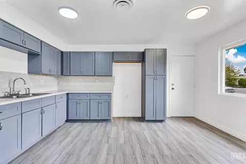 Kitchen - 4220 Harris Rd, Bakersfield, CA 93313 photo 3 of 4