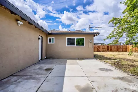 Exterior - 4220 Harris Rd, Bakersfield, CA 93313 photo 3 of 6