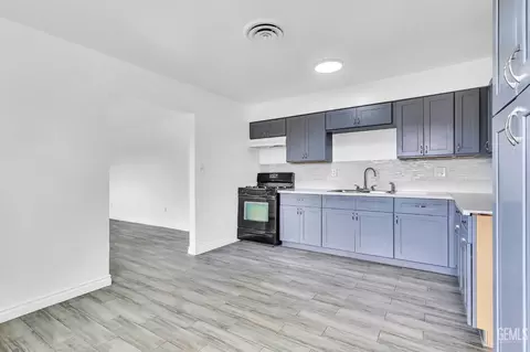 Kitchen - 4220 Harris Rd, Bakersfield, CA 93313 photo 2 of 4