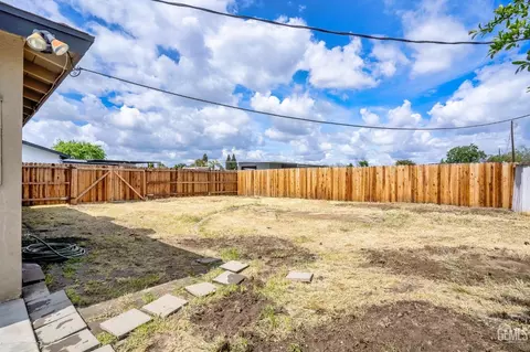 Exterior - 4220 Harris Rd, Bakersfield, CA 93313 photo 4 of 6