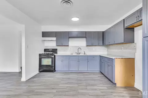 Kitchen - 4220 Harris Rd, Bakersfield, CA 93313 photo 1 of 4