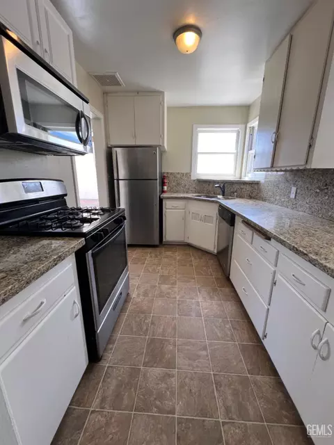 Kitchen - 511 F St, Taft, CA 93268 photo 5 of 5