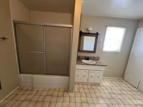 Bath - 511 F St, Taft, CA 93268 photo 2 of 7