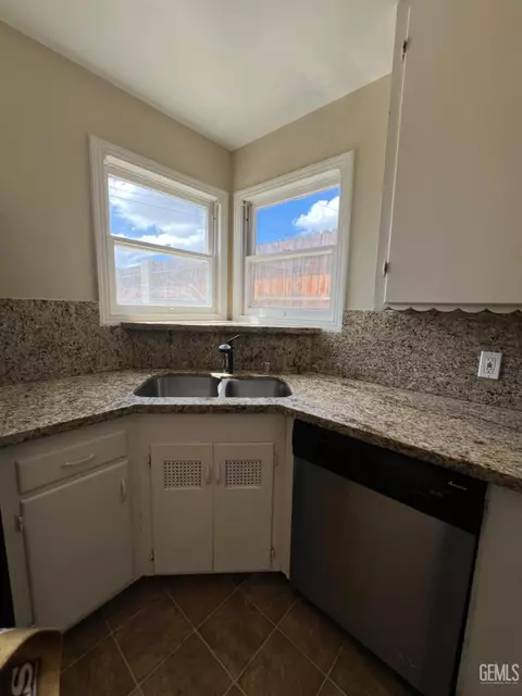 Kitchen - 511 F St, Taft, CA 93268 photo 3 of 5