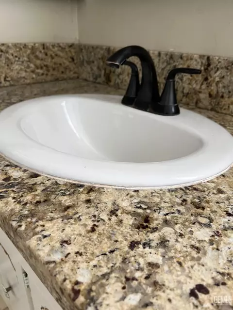 Bath - 511 F St, Taft, CA 93268 photo 6 of 7
