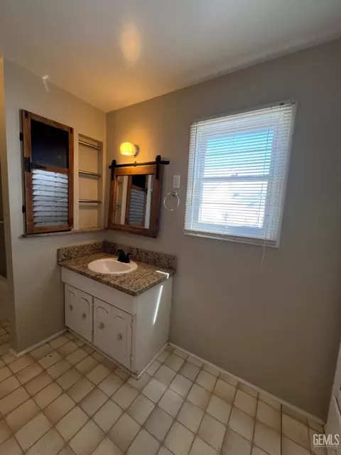 Bath - 511 F St, Taft, CA 93268 photo 3 of 7