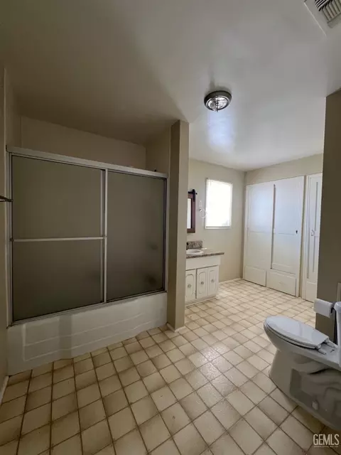 Bath - 511 F St, Taft, CA 93268 photo 1 of 7