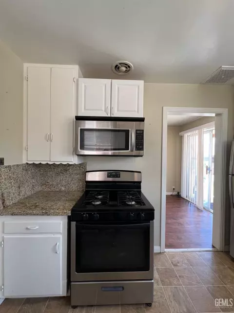 Kitchen - 511 F St, Taft, CA 93268 photo 4 of 5