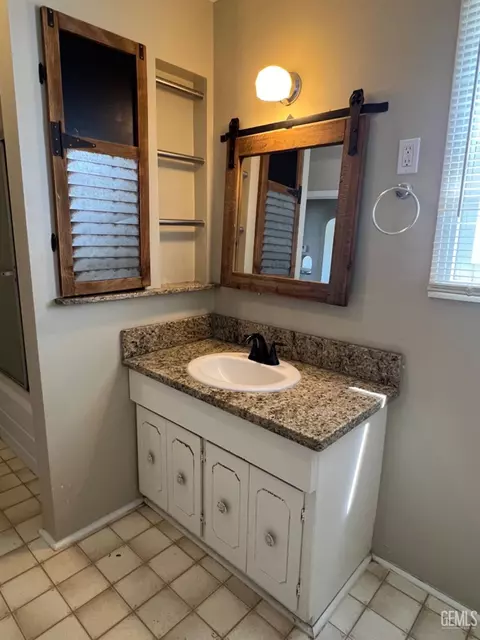Bath - 511 F St, Taft, CA 93268 photo 4 of 7
