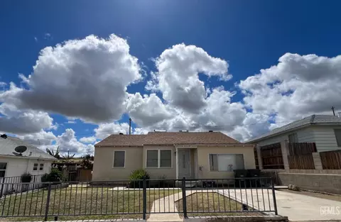 Exterior - 511 F St, Taft, CA 93268 photo 3 of 6