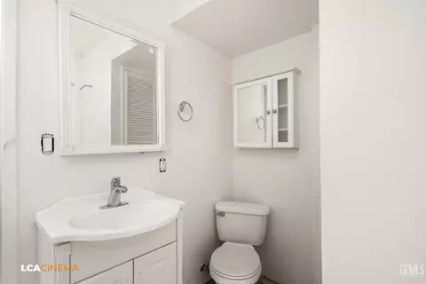 Bath - 22462 Zurich Dr, Tehachapi, CA 93561 photo 2 of 3