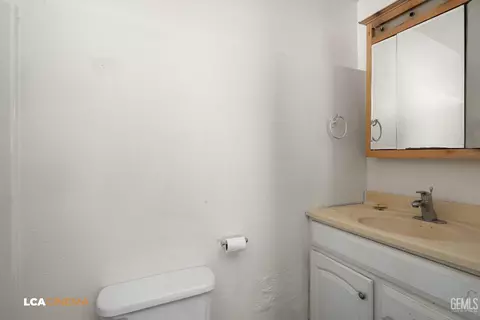 Bath - 22462 Zurich Dr, Tehachapi, CA 93561 photo 3 of 3