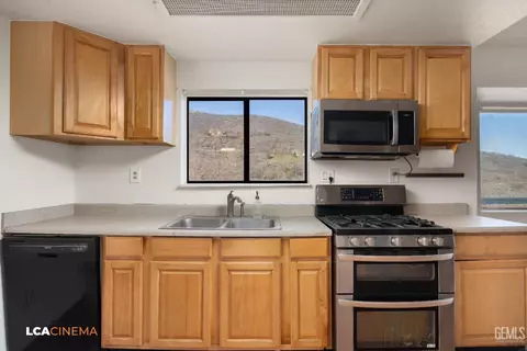 Kitchen - 22462 Zurich Dr, Tehachapi, CA 93561 photo 2 of 3