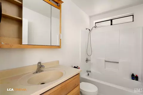 Bath - 22462 Zurich Dr, Tehachapi, CA 93561 photo 1 of 3