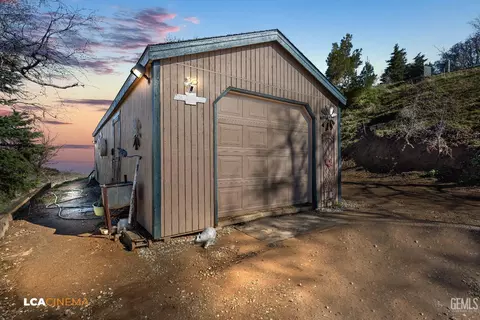 Exterior - 22462 Zurich Dr, Tehachapi, CA 93561 photo 7 of 8