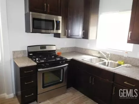 313 E St, Bakersfield, CA 93304 photo 3