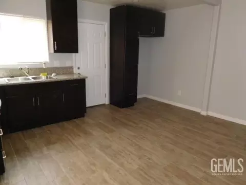 313 E St, Bakersfield, CA 93304 photo 4