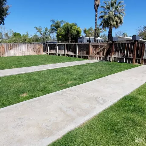 313 E St, Bakersfield, CA 93304 photo 2