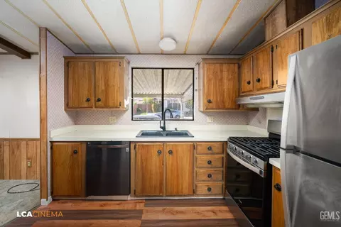 Kitchen - 5301 Silver Creek Rd, Bakersfield, CA 93313 photo 1 of 3