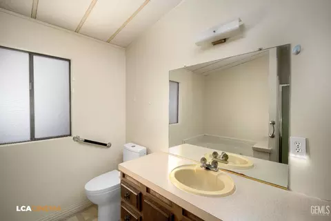 Bath - 5301 Silver Creek Rd, Bakersfield, CA 93313 photo 3 of 3