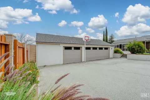 Exterior - 220 E Woodrow St, Taft, CA 93268 photo 20 of 26