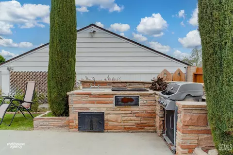 Exterior - 220 E Woodrow St, Taft, CA 93268 photo 10 of 26