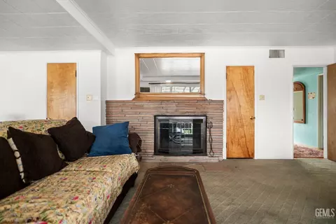 Living - 220 E Woodrow St, Taft, CA 93268 photo 5 of 9