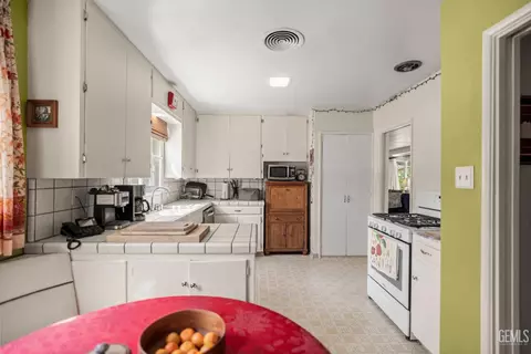 Kitchen - 220 E Woodrow St, Taft, CA 93268 photo 3 of 7