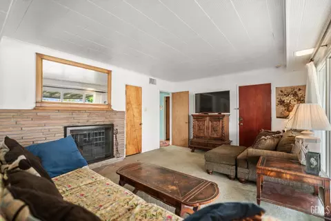 Living - 220 E Woodrow St, Taft, CA 93268 photo 7 of 9