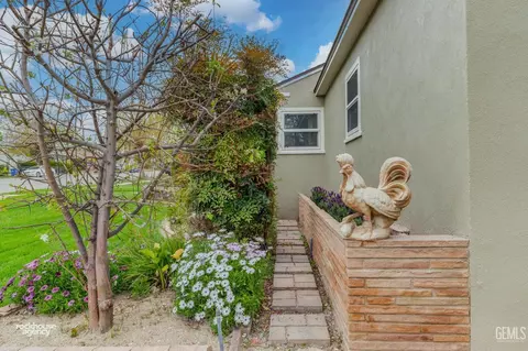 Exterior - 220 E Woodrow St, Taft, CA 93268 photo 3 of 26