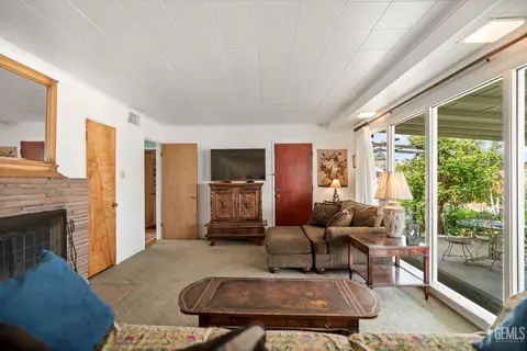 Living - 220 E Woodrow St, Taft, CA 93268 photo 6 of 9