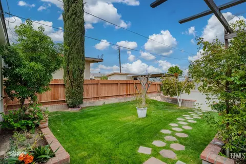 Exterior - 220 E Woodrow St, Taft, CA 93268 photo 18 of 26
