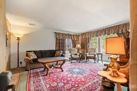 Living - 220 E Woodrow St, Taft, CA 93268 photo 1 of 9